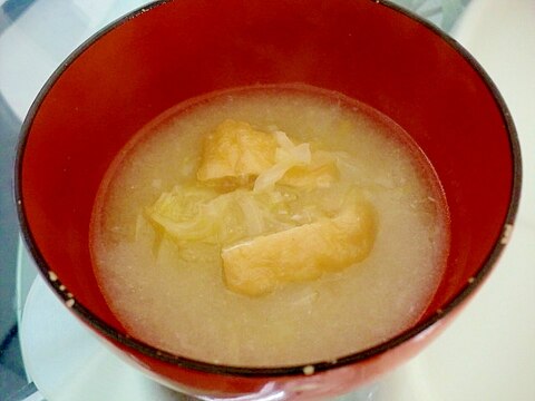 千切りキャベツと油揚げの味噌汁♪